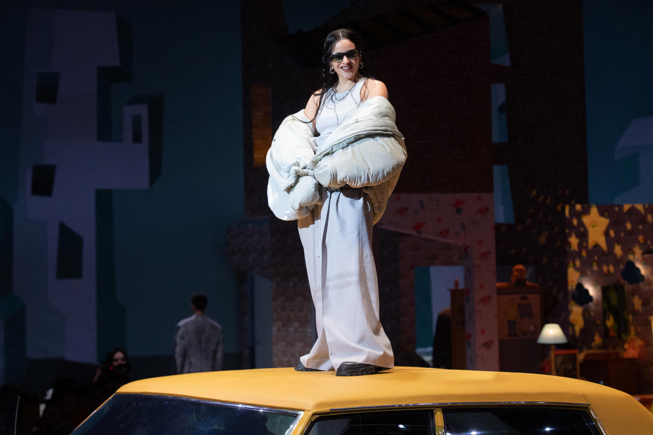 Rosalía abre el desfile masculino de Louis Vuitton con un look imposible y  excéntrico