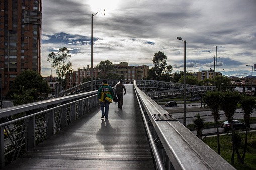 Ocho Delincuentes Agreden A Un Joven En Puente Peatonal De Bogotá Por Intentar Robarlo 4153