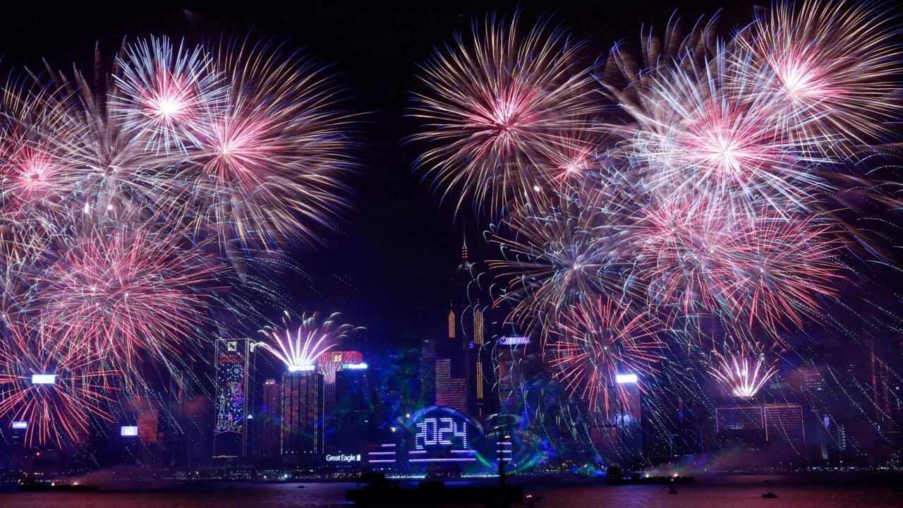 Los fuegos artificiales explotan sobre el puerto de Victoria para celebrar el año Nuevo en Hong Kong, China el 1 de enero de 2024. REUTERS/Tyrone Siu