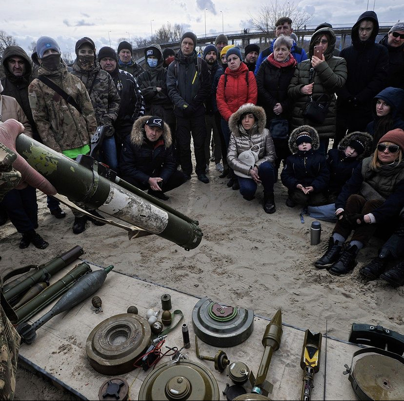 Civiles en Ucrania reciben armamento militar para hacer respuesta defensiva de resistencia a invasión del ejército ruso en su territorio / Foto: FoxNews