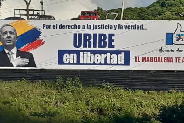 Valla en apoyo a Uribe