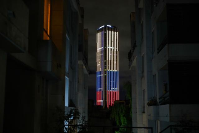 La Torre Colpatria iluminada por la bandera de Colombia, país que se aproxima a su cambio de mandatario/El Tiempo