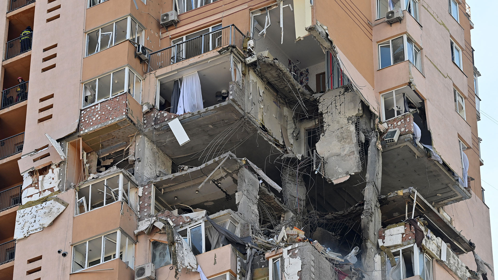 Impacto de misil en edificio residencial en Kiev/Infobae