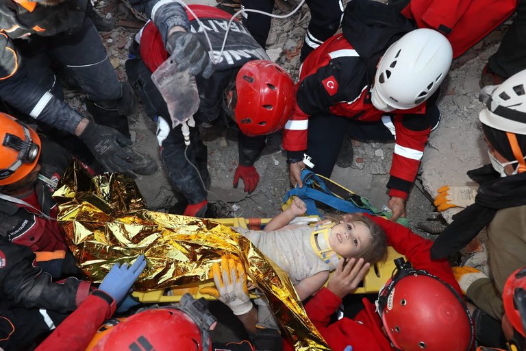 Niña rescatada en Turquía