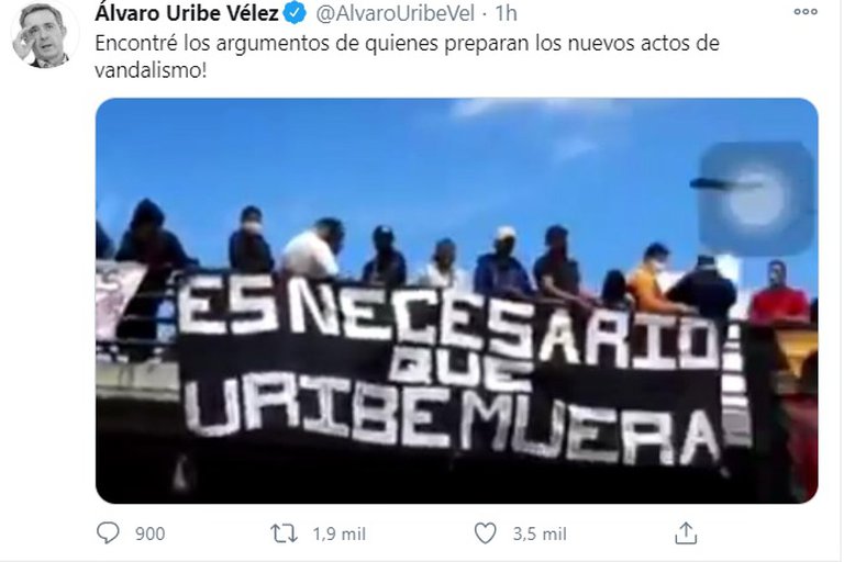 Pancarta contra Uribe
