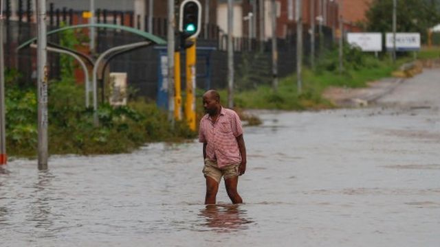 Las inundaciones dejan casi 400 muertos/BBC
