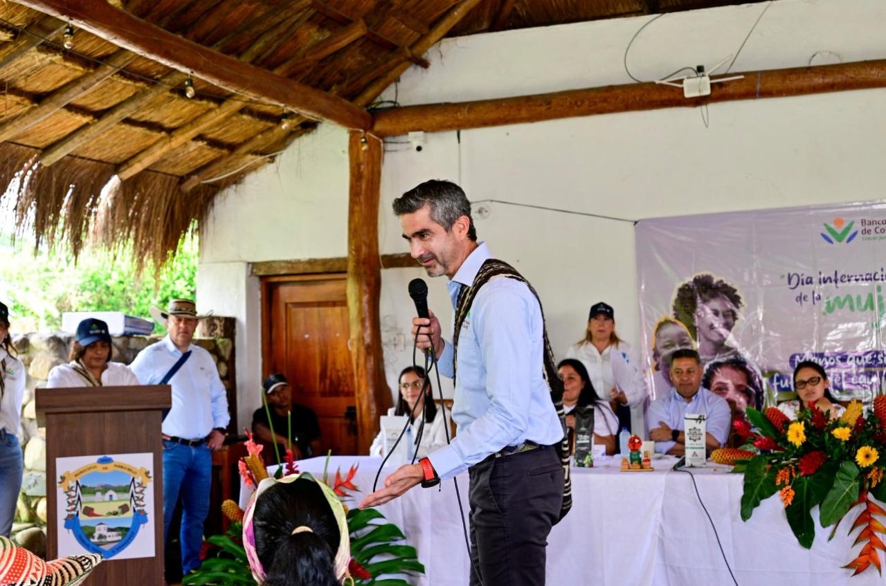 Hernando Chica Zuccardi, en la entrega de créditos a las mujeres rurales