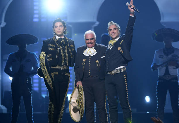 Vicente Fernández junto con sus dos hijos en un concierto/Getty Images