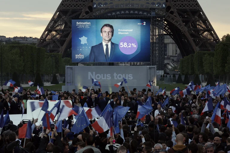 Simpatizantes de Emmanuel Macron celebran su reelección como presidente de Francia en los Campos de Marte de París / Reuters