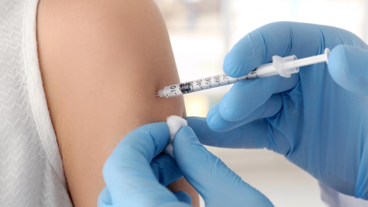 Imagen de referencia persona vacunándose 