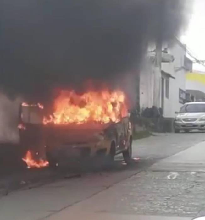 Taxi incinerado en Sincelejo/El Universal