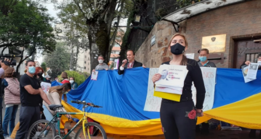 Colombiano y ucranianos protestaron frente a la Embajada Rusia en Colombia/Blu Radio