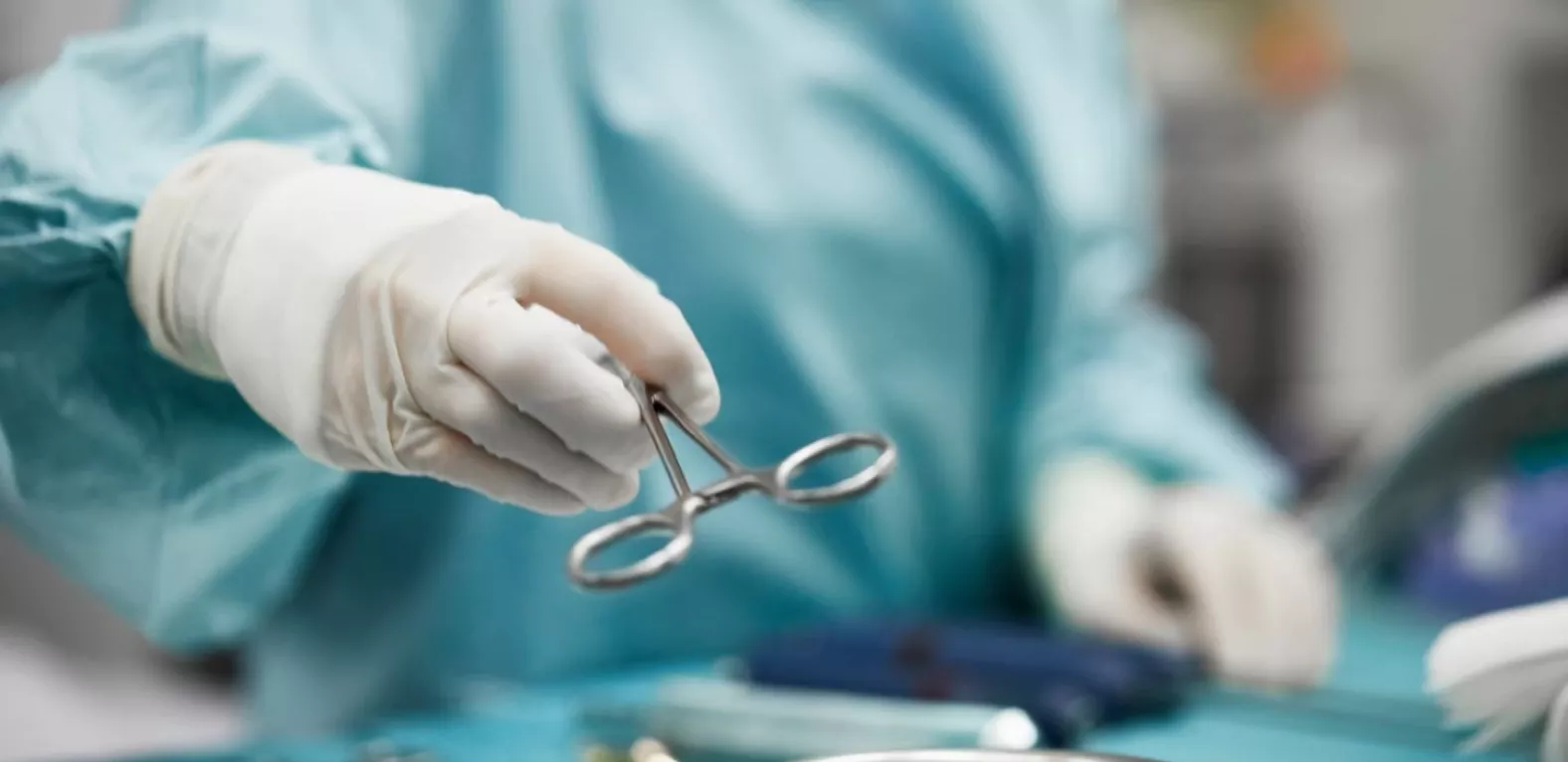 Líos de la cirujana plástica más famosa en redes sociales por procedimientos y víctimas fatales