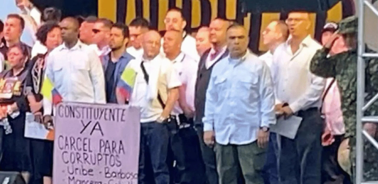 criminales acompañan a petro en manifestacion