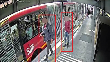 Detienen dos sujetos que robaban celulares en TransMilenio