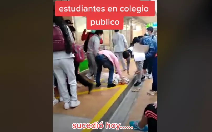 Indignante: Niños recogen refrigerio del piso en colegio público de Bogotá