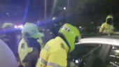 Polémica por agresión de Policía a conductor de plataforma en medio de protestas