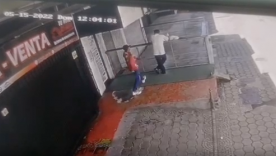 En video quedó el momento en el que un delincuente ataca con una roca a un ciudadano para robarlo 