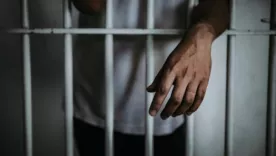Hombre detenido en una prisión