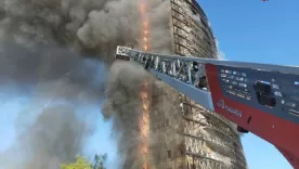 Rascacielos incendiado en Milán
