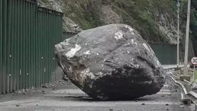 Piedra gigante cae en vía al llano