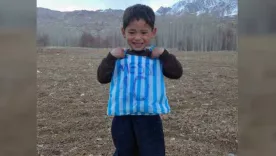 “Quiero viajar a un lugar seguro desde Afganistán” niño afgano fan de Messi pide ayuda 