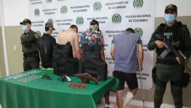 Hombres encontrados portando chalecos antibalas y armas de fuego en Bucaramanga