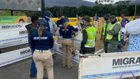 Funcionarios de Migración Colombia en la frontera