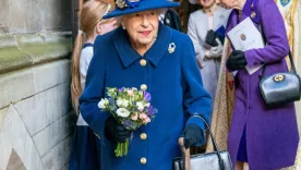 Reina Isabel II vista en público con ayuda de un bastón