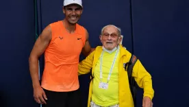 Rafael Nadal peloteó con el tenista más longevo del mundo