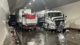 Vehículos en grúas tras grave accidente en túnel de La Línea