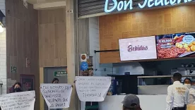 Proveedores protestan en restaurante de Don Jediondo