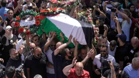 Atacan funeral de periodista asesinada por fuerzas israelíes