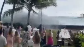 Gran ola interrumpió boda en Hawaii 