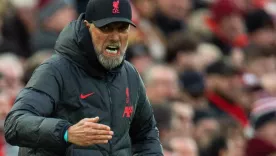 Insólito: técnico Jurgen Klopp se lesiona en victoria del Liverpool contra Tottenham con gol de Luis Díaz 