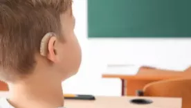 Niño con discapacidad auditiva 