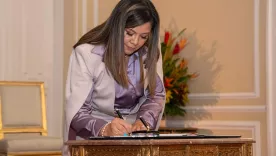 Luz Adriana Camargo firma