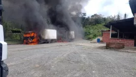 Incineran camiones via chocó 25