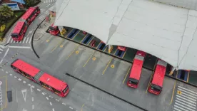 panorámica estación transmilenio articulados