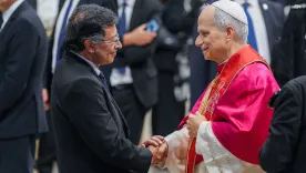 Gustavo Petro y León XIV