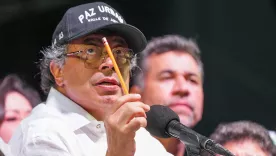 Gustavo Petro primer plano con lapiz