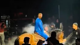 Bad Bunny durante su presentación en el Coliseo José Miguel Agrelot