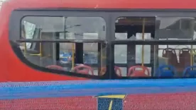 Articulado de Transmilenio con los vidrios rotos