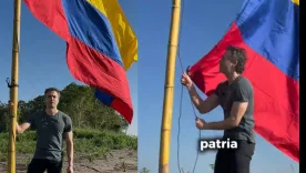 Daniel Quintero izando la bandera colombiana en la Isla Santa Rosa, en Perú