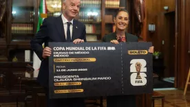 El presidente de la Federación Internacional de Fútbol Asociado (FIFA), Gianni Infantino, entregó a la presidenta de México, Claudia Sheinbaum