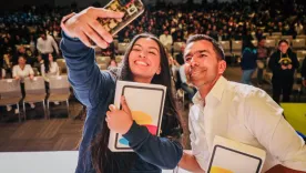 Estudiante beneficiada junto al gobernador de Cundinamarca, Jorge Emilio Rey
