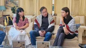 Gustavo Petro acompañado de Manuela Bedoya y Luna Barreto