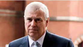 Príncipe Andrés renuncia a sus títulos 