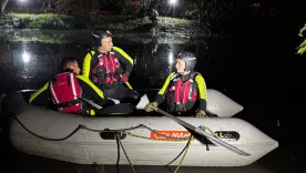 Bomberos realizan la búsqueda del vehículo 