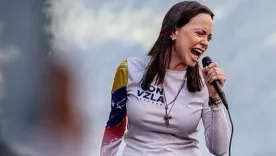 Maria Corina Machado en medio de prostestas en Venezuela